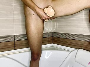 Nézd a cuki csajt, ahogy maszturbál a punciját dildóval a fürdőszobában