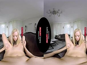 טין רזה 18+ חוקרת חוויה לסבית עם בלונדינית מנוסה