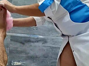 Mačeha umiva goli korak, pokaže velike joške, se samozadovoljuje