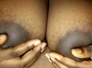 Дебела британска беба шири ноге и мастурбира своје лепе сискице у соло лезбијској сесији у САД