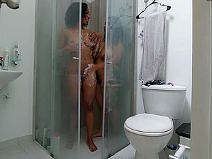 Jebal sem svojo rjavolasko sosedo v njeni prhi v Medellinu Kolumbiji