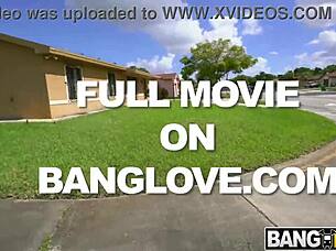 Nina Lopez chevauche en cowgirl avec son gros cul, levrette et éjac facial