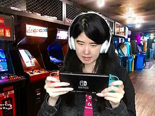 Китайская геймерша раздевается топлес на улице