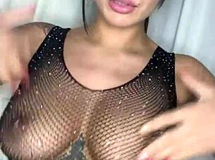 كلاوديا بافيلز في ملابس داخلية مع رذاذ كبير