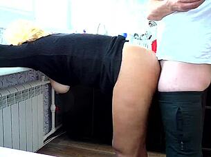 Yo, viděl jsem macečiny tanga a rychle ztvrdnul na její velkou prdel