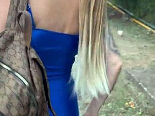 Amatör visar röv och fitta på marknaden sen ger till chefen