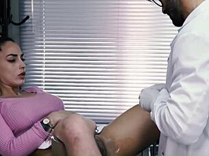 Il mio ginecologo ha scopato la mia figa bagnata