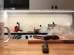 Mladá amatérská žena 18+ myje nádobí, zatímco voyeurská kamera zachycuje každý sexy pohyb její prdele v tangách