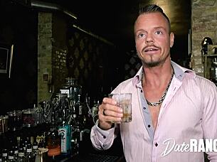 Barna német hamis cicis MILF Julia Exclusiv-ot dugja fehér BWC bika nyilvános bárban