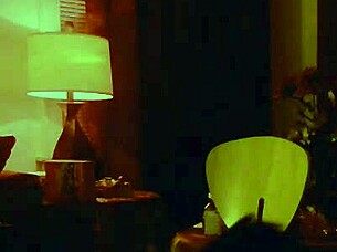 Ebony amateur likt grote tieten en wordt gebogen over geneukt