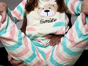 אבא חורג אסייתי מתגרה בצעירה 18+ רזה עם שדיים קטנים 18+ בפיג'מה