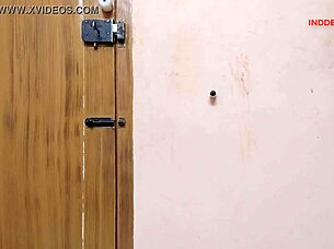 Sıcak Ev Hanımı ve Kiracı Evde Rahatça Sikişiyor, Memelerine Boşalıyor