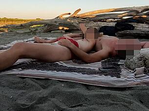 カナリアビーチで義娘にチンチン見せて、公開で手伝って射精、ワイルド！