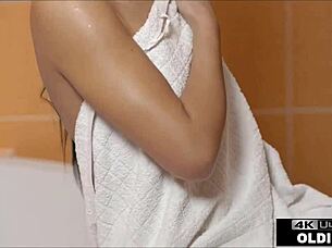 हॉट लड़की को मिरर के सामने चोदा 😍