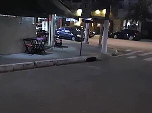 Moglie bruna tradisce con cazzo mostro dietro le quinte