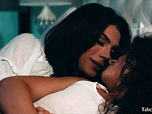 Vacker shemale knullar tjej i söt crossdressing-scen 😘