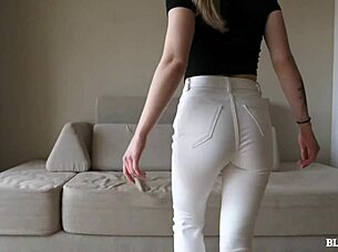 Katso tämä neitsyt tyttö ensimmäisessä porno-castingissa, haastatellaan ja naidaan koiran asennossa