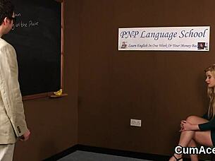 Пикантная сексбомба получает сперму на лицо и глотает всю эякуляцию