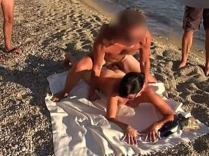 Moja poslednja plažna cum žurka sa gej orgijom, velikim kurcima i jebanjem guza na pesku. 😈