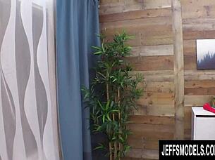 Il massaggiatore mostra all'apprendista come massaggiare e scopare la sexy BBW Sara Star