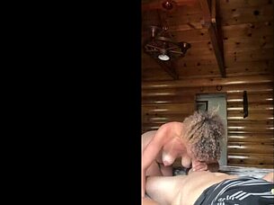 Mi strofino la figa sulle grosse palle di uno sconosciuto all'aperto.