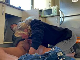 Gorąca żona ssie hydraulika głęboko w kuchni z wytryskiem