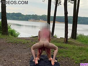 רכיבה קשה על ידי בלונדינית עירומה בציבור עם קום על הציצים