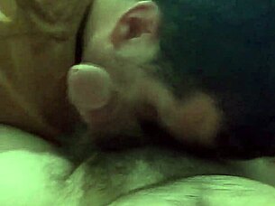 Amatør gay slore suger kuk i detaljert blowjob scene.