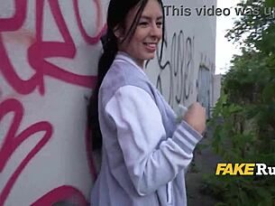 最好的拉丁屁股在户外被抓到换钱操。