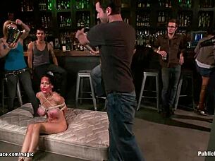 Riesentitten-Sklavin bekommt Facial in der Öffentlichkeit, oh Mann, so verrückt...