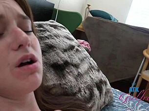 Voisine Melanie Marie chevauche la bite pour creampie profonde ?