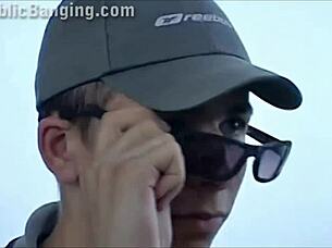 Spójrz na dziki seks publiczny w autobusie!