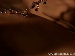 Ertična brunetka plesalka čuti intenzivno željo med draženjem