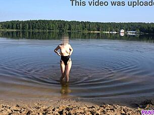 Голая девчонка ныряет голышом на общественном пляже, одежда сорвана!