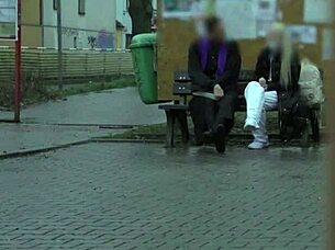 Deviante - Horúca blondína s malými prírodnými prsiami jazdi na veľkom chuji v kňazovom vanu