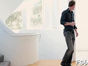 Cuki csaj szopja és lovagolja a nagy faszt fehérneműben