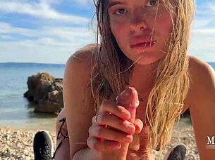 Csaj baszva és tejszínhabbal töltve a strandon