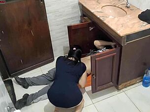 Megbíztam a feleségemet a vízvezeték-szerelővel, de abszurd dolgokat csinál vele.