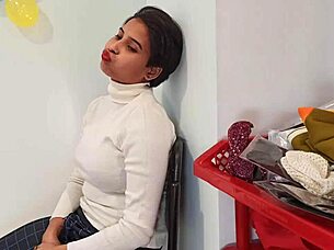 Teen 18+ succhia in threesome con due ragazzi