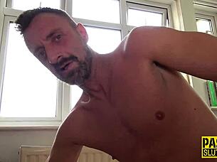 Эта уродливая шлюха получает в жопу с глубоким минетом и давлением