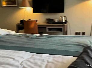 Stemoren deler seng med stesønnen