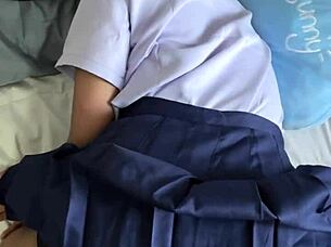 Touriste français baise étudiante thaïlandaise de 18 ans en uniforme POV !