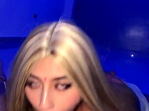 Ich lutsche meinem besten Freund den Schwanz und er gibt mir seine heiße Milch