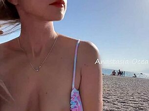 Blondi nudisti julkisella rannalla esittelee itseään