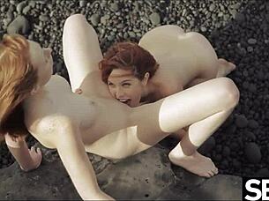 Nézd ezeket a két forró vörös hajú nőt vad leszbikus szexben a strandon!