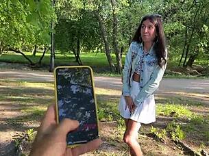 Flickvän får flera orgasm i offentlig park