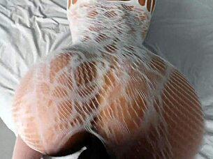 Ze houdt ervan haar zoete kutje te vullen met sperma 😍