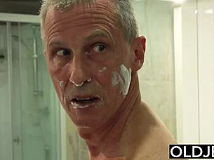 táto horúca manželka je tak nadržaná, miluje, keď ju kurac starého chlapa