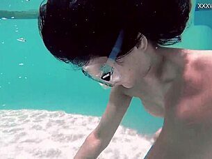 Gledam Brita Piskova kako masturbira svoju usku pičku pod vodom u bazenu