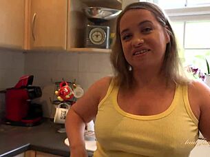 Jeg kneppede min barmfagre stedmor Olga i køkkenet POV oplevelse